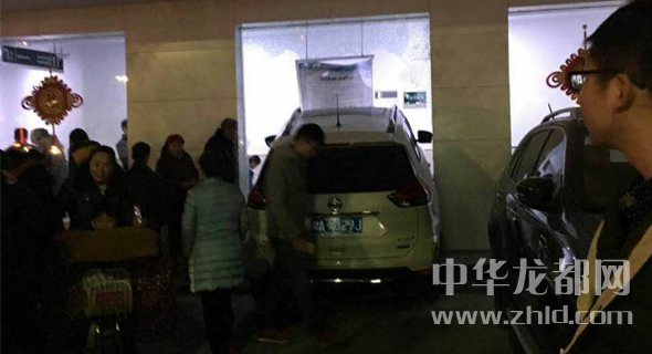 司機油門當(dāng)剎車 車輛沖進(jìn)大樓內(nèi)