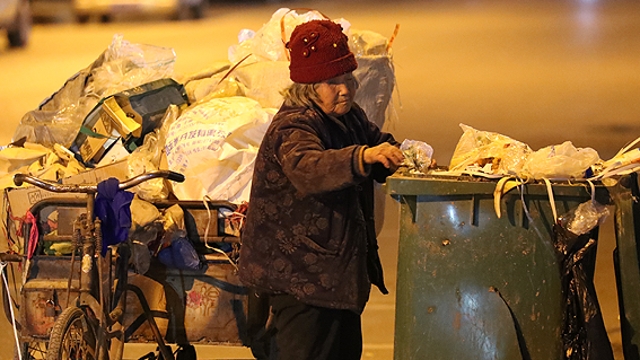 敬禮，勵(lì)志可愛的“拾荒奶奶”