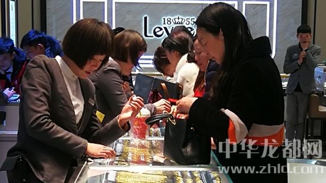 臨近春節(jié)，周口消費市場紅似火