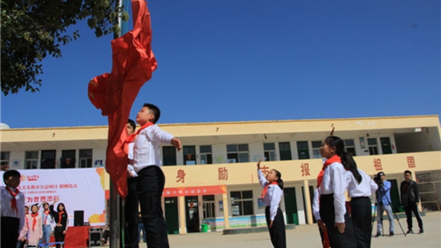 周口留守兒童的國(guó)慶節(jié)：敬隊(duì)禮、升國(guó)旗