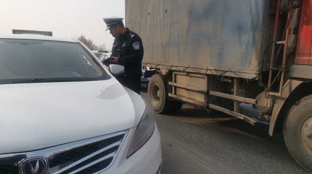 周口限行第一天，交警蜀黍上路勸返近百輛車
