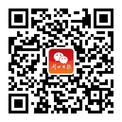 忍的奢華’傳遞的是一種低調(diào),但這種低調(diào)是有力量的、有風(fēng)格的、有個(gè)性的。”馬艷麗這樣解釋她的設(shè)計(jì)理念。
“在紅地毯上”高級(jí)時(shí)裝定制發(fā)布會(huì)凝聚了馬艷麗十年來(lái)的時(shí)尚感悟和衣著理念,她用身為國(guó)際名模、時(shí)裝設(shè)計(jì)師所獲得的親身體驗(yàn)和獨(dú)到眼光,通過(guò)Maryma品牌傳達(dá)出“隱忍的奢華”這個(gè)超時(shí)代的設(shè)計(jì)理念:奢華的不是高檔面料的堆砌,而是源于對(duì)生命的尊重,懷著熱愛(ài)生命的心情,以創(chuàng)作藝術(shù)品的態(tài)度來(lái)設(shè)計(jì)并制作時(shí)裝,不繁復(fù)不驕奢,以精湛的工藝細(xì)節(jié)展現(xiàn)設(shè)計(jì)師對(duì)服飾的理解,以最低調(diào)的態(tài)度來(lái)呈現(xiàn)最高尚的情操。
2008年,馬艷麗舉辦了Maryma品牌第二場(chǎng)高級(jí)時(shí)裝定制發(fā)布會(huì)“北非剪影”,隱忍了3年的馬艷麗此時(shí)對(duì)高級(jí)定制的理解包括對(duì)市場(chǎng)的感受已經(jīng)成熟起來(lái),她把用眼睛看到、用心感受到的生活回饋轉(zhuǎn)化成設(shè)計(jì)靈感,精心制作成55套充滿異域風(fēng)情的時(shí)裝作品。這場(chǎng)“北非剪影”時(shí)裝發(fā)布會(huì)再次讓業(yè)界驚嘆。
馬艷麗踏足高級(jí)時(shí)裝定制領(lǐng)域已經(jīng)十年,目前,Maryma品牌涵蓋了晚裝、禮服、正裝、鞋、包及各種飾品,不僅在業(yè)界頗具影響力,還擁有著眾多全球頂級(jí)客戶。馬艷麗也早已成為中國(guó)高級(jí)時(shí)裝定制領(lǐng)域的代表性人物。
我們可以通過(guò)她的客戶來(lái)了解她在高級(jí)時(shí)裝定制領(lǐng)域的實(shí)力:毛阿敏、楊坤、寧?kù)o、董卿、袁莉、譚晶、陳思思、昆西·瓊斯、大衛(wèi)·貝克漢姆、皮爾斯·布魯斯南、克里斯·塔克、迪拜王室成員……
中國(guó)高級(jí)時(shí)裝定制行業(yè)的領(lǐng)軍品牌、中國(guó)與國(guó)際頂尖時(shí)尚文化的交流平臺(tái)、中國(guó)高級(jí)時(shí)裝定制設(shè)計(jì)師的搖籃和舞臺(tái),這就是Maryma品牌。
見(jiàn)證著中國(guó)時(shí)尚的發(fā)展,并通過(guò)設(shè)計(jì)繼續(xù)影響中國(guó)時(shí)尚的發(fā)展,這就是馬艷麗。
優(yōu)雅的跨越
馬艷麗和她的出彩人生
2013年3月26日,帶著30套趕制的高級(jí)時(shí)裝、坐了8個(gè)多小時(shí)的飛機(jī),馬艷麗從春寒料峭的北京趕到暖陽(yáng)融融的迪拜后,顧不上多看一眼碧海、藍(lán)天、白沙,就立刻投入到緊張的彩排和準(zhǔn)備工作中。
應(yīng)迪拜酋長(zhǎng)穆罕默德之邀,馬艷麗攜Maryma團(tuán)隊(duì)在這里舉辦兩場(chǎng)Maryma高級(jí)時(shí)裝秀。兩場(chǎng)時(shí)裝秀結(jié)束后,馬艷麗收到了迪拜王室成員和全球1200名頂級(jí)VIP嘉賓的高度贊譽(yù)。
幾個(gè)月后,馬艷麗以“生活告訴我們:只要你努力,就會(huì)有奇跡”為題,寫(xiě)下了一篇回憶迪拜之行的博文,她這樣寫(xiě)道:“雖然很勞累,但是當(dāng)焰火升騰照亮整個(gè)夜空的那一刻,看到那么多國(guó)際友人對(duì)Maryma服裝由衷的欣賞,我感到疲憊一掃而空,非常幸福和感動(dòng)。30套高定(高級(jí)定制的時(shí)裝),是我們?cè)?月底接到邀請(qǐng)后,放棄春節(jié)休息時(shí)間,不分晝夜用心設(shè)計(jì)、精心趕制出來(lái)的。當(dāng)時(shí)很多人都覺(jué)得,這簡(jiǎn)直是一項(xiàng)不可能完成的任務(wù),時(shí)間太緊張了。在服裝的設(shè)計(jì)上,要考慮到東西方審美的差異;在實(shí)際的秀演中,還要考慮到服裝的運(yùn)輸,考慮到在千里之外的迪拜進(jìn)行場(chǎng)地布置、彩排等等困難因素,但我們還是圓滿地按計(jì)劃完成了全部設(shè)想。很自豪能與我的同事們一次又一次把不可能變?yōu)榭赡?。生活告訴我們:只要你努力,就會(huì)有奇跡!”
其實(shí),“只要你努力,就會(huì)有奇跡”這句話不僅適用于馬艷麗的那次迪拜時(shí)裝秀,還同樣適用于她的出彩人生。
馬艷麗1974年出生在周口市鄲城縣李樓鄉(xiāng)一個(gè)普通農(nóng)民家庭,父親是一名中學(xué)教師,母親是一名典型的農(nóng)婦。
8歲時(shí),馬艷麗已長(zhǎng)到1.62米??吹脚畠洪L(zhǎng)這么高,她的父母想著把她送去搞體育。
于是,馬艷麗創(chuàng)造的第一個(gè)奇跡就出現(xiàn)在運(yùn)動(dòng)場(chǎng)上:1986年, 她考入周口市體校,專(zhuān)攻排球。幾年后,馬艷麗被特招進(jìn)河南省水上運(yùn)動(dòng)學(xué)校,成為一名專(zhuān)業(yè)賽艇運(yùn)動(dòng)員。在做運(yùn)動(dòng)員的8年時(shí)間里,她和隊(duì)友拿過(guò)排球全國(guó)第四名的成績(jī),個(gè)人得過(guò)1991年河南省賽艇比賽冠軍——馬艷麗的運(yùn)動(dòng)員生涯不可謂不出彩。
1993年,正當(dāng)馬艷麗作為種子選手全力備戰(zhàn)第七屆全運(yùn)會(huì)賽艇比賽時(shí),她的腰卻在一次訓(xùn)練中嚴(yán)重扭傷,她的運(yùn)動(dòng)員生涯不得不到此終止。
上帝關(guān)上了一扇門(mén),但又立刻為她打開(kāi)了一扇窗。
終結(jié)了運(yùn)動(dòng)生涯,馬艷麗感到前途一片迷茫,她不知道今后的路該走向何方。朋友感受到她失落的情緒,在她腰傷好后,陪同她到上海游玩散心。
在上海時(shí)裝有限公司的營(yíng)業(yè)廳閑逛時(shí),身材高挑、面容姣好的馬艷麗引起了營(yíng)業(yè)員的注意。
“你是模特嗎?”
馬艷麗微笑著搖了搖頭。
“我們公司正在招聘模特,你這么好的條件應(yīng)該去試一試?!?/p>
馬艷麗輕輕“哦”了一聲。
就是這次偶然的對(duì)話,改變了馬艷麗的一生。
閑著也是無(wú)事,何不報(bào)名試一試?馬艷麗很隨意地報(bào)了名。沒(méi)想到,一紙通知書(shū)讓她成為當(dāng)年上海時(shí)裝有限公司模特隊(duì)唯一一名外地人。
于是,馬艷麗創(chuàng)造的第二個(gè)奇跡出現(xiàn)在T型臺(tái)上:1995年,國(guó)際時(shí)裝模特大賽在上海舉行,初出茅廬的她一路過(guò)關(guān)斬將,從40多個(gè)國(guó)家的500多名選手中脫穎而出,獲得冠軍。她創(chuàng)造了迄今為止中國(guó)模特界仍未被超越的記錄:中國(guó)第一位國(guó)際模特大賽冠軍,中國(guó)第一位連續(xù)兩年(1998年、1999年)當(dāng)選“中國(guó)時(shí)尚大獎(jiǎng)——中國(guó)十大名模首席”的模特,中國(guó)第一家模特公司的首席簽約模特——馬艷麗的模特生涯相當(dāng)出彩。
就在其模特生涯的巔峰時(shí)期,馬艷麗出人意料地選擇到中國(guó)紡織大學(xué)學(xué)習(xí)服裝設(shè)計(jì)。
于是,馬艷麗創(chuàng)造的第三個(gè)奇跡出現(xiàn)在時(shí)裝設(shè)計(jì)領(lǐng)域:1999發(fā)布“就這樣—白色系列”時(shí)裝作品,2000年發(fā)布“純粹—牛仔系列”時(shí)裝作品,2003年發(fā)布“尼羅河休閑之旅”時(shí)裝作品,同年創(chuàng)建Maryma Design時(shí)尚女裝品牌。2005年,馬艷麗通過(guò)“在紅地毯上”時(shí)裝作品發(fā)布會(huì)使Maryma品牌成功實(shí)現(xiàn)轉(zhuǎn)型,在高級(jí)時(shí)裝定制領(lǐng)域續(xù)寫(xiě)自己的魅力傳奇。
作為一名運(yùn)動(dòng)員,馬艷麗是運(yùn)動(dòng)場(chǎng)上的佼佼者;作為一名模特,馬艷麗是T型臺(tái)上耀眼的明星;作為一名時(shí)裝設(shè)計(jì)師,馬艷麗是時(shí)尚界的天后級(jí)人物。她的人生經(jīng)歷,堪比傳奇。
創(chuàng)造生活奇跡的同時(shí),馬艷麗還在另一片領(lǐng)域開(kāi)辟出新的出彩人生。
這片領(lǐng)域叫慈善,她的工作是奉獻(xiàn)。
2005年,擔(dān)任“幸福工程——救助貧困母親”形象大使后,馬艷麗多次跟隨“幸福工程”走訪貧困山區(qū),親自去幫助那些需要幫助的貧困母親。同時(shí),她還積極號(hào)召身邊的朋友一同加入“幸福工程”,擴(kuò)大“幸福工程”的影響力,擔(dān)負(fù)起救助貧困母親弱勢(shì)群體的使命。
“公益從內(nèi)心帶給人力量,它讓我更加坦然面對(duì)前方的路?!瘪R艷麗說(shuō),“我自己就是一位母親,關(guān)注貧困母親是我的責(zé)任和義務(wù)。”
在運(yùn)動(dòng)場(chǎng)、T型臺(tái)、時(shí)裝設(shè)計(jì)圈、慈善公益領(lǐng)域,在周口、河南、中國(guó)、世界,馬艷麗用“只要你努力,就會(huì)有奇跡”演繹的出彩人生,比傳奇更美麗。
無(wú)限的眷戀
馬艷麗和她的故鄉(xiāng)情結(jié)
因侄子、侄媳今年3月31日喜得貴子,榮升姑奶奶的馬艷麗4月7日回到老家鄲城向親人表示祝賀。4月8日下午結(jié)束和我們的訪談后,她即刻就要返回北京。
在此之前的4月1日零時(shí)剛過(guò),得知馬家添丁的馬艷麗在自己的新浪微博上向270多萬(wàn)粉絲分享了自己的喜悅:“今天(應(yīng)為昨天)是個(gè)喜慶的日子。3月的最后一天,18時(shí)48分,重8.4斤,男孩。馬氏家族迎來(lái)一位新成員,我也正式榮升為姑奶奶了。感謝我的侄子、侄媳為馬家作出的卓越貢獻(xiàn)……愛(ài)你們?!?/p>
微博字里行間流淌的親情、訪談聊到侄孫時(shí)的喜形于色,讓我們深深感受到,面前這位時(shí)尚界女神對(duì)于家庭的眷戀、對(duì)于親情的重視。
既是母親又是女兒的馬艷麗極其重視親情,盡管她時(shí)常要連軸轉(zhuǎn)地亮相于商業(yè)活動(dòng)、公益現(xiàn)場(chǎng)、大型秀場(chǎng),但每年的春節(jié),她都會(huì)盡可能地返回鄲城陪同父母過(guò)年。
愛(ài)屋及烏。對(duì)家庭的無(wú)限眷戀也讓馬艷麗對(duì)家鄉(xiāng)周口充滿著深深的感情。
“河南周口,6000年來(lái),屹立中原,始祖羲皇故都,先哲老子故里……這里是華夏文明的搖籃,也是她的家鄉(xiāng)?!边@是Maryma品牌中文官方網(wǎng)站介紹馬艷麗的第一句話,它仿佛在告訴外界,想了解馬艷麗和她的Maryma品牌,要先了解她的家鄉(xiāng)。
曾經(jīng),周口以及河南給外界留下了不好的印象,不少走出去的“成功人士”,紛紛撕掉或掩飾身上的“周口”、“河南”標(biāo)簽。馬艷麗卻把這個(gè)標(biāo)簽置于自己品牌官方網(wǎng)站的醒目位置,且努力把它越擦越亮。
已從周口走出去20多年的馬艷麗,始終被親情、鄉(xiāng)情牽扯著,她內(nèi)心深處的故鄉(xiāng)情結(jié)讓她非常樂(lè)于向外界宣傳、展現(xiàn)周口。
“河南、周口、鄲城,都有著厚重的歷史文化、豐厚的人文底蘊(yùn),我們有太多太多的精彩故事可以向外界講述。我經(jīng)常向我身邊的中國(guó)朋友、外國(guó)朋友推介河南的、周口的、鄲城的歷史、文化和習(xí)俗?!瘪R艷麗以自己是河南周口人為傲,“2004年、2006年,周口舉辦的中華姓氏文化節(jié)邀請(qǐng)我擔(dān)任形象大使,當(dāng)時(shí)我就感覺(jué)特別感動(dòng)、特別幸運(yùn),我很慶幸我生長(zhǎng)在周口這個(gè)人杰地靈的地方。只要周口需要我去傳播、去宣傳,我將不遺余力、義無(wú)反顧地作出我最大的貢獻(xiàn)。”馬艷麗對(duì)家鄉(xiāng)的承諾無(wú)比誠(chéng)懇。
傳奇的馬艷麗,既是世界的,也是周口的。
![